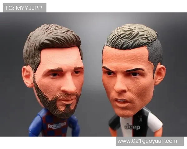 足球明星仿真公仔视频揭秘球场传奇瞬间与真实生活的完美结合